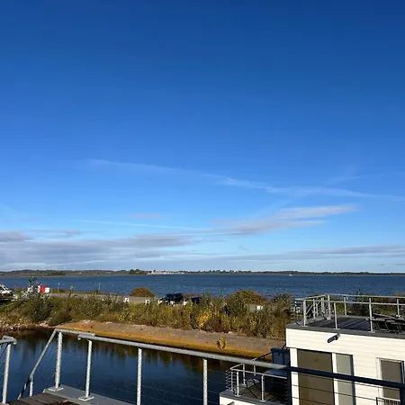 Schwimmendes Haus An Bord 2 - *