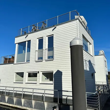 Schwimmendes Haus An Bord 2 - *