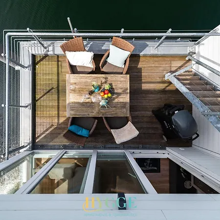 Schwimmendes Haus An Bord 2 - *